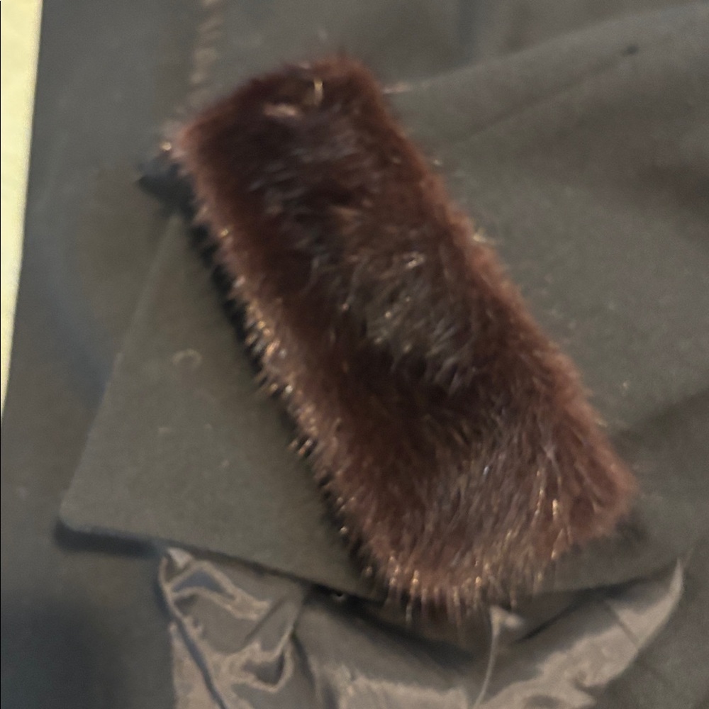 Vintage Elegant Black Women's Jacket and skirt with real
mink trim - Picture 8 of 9